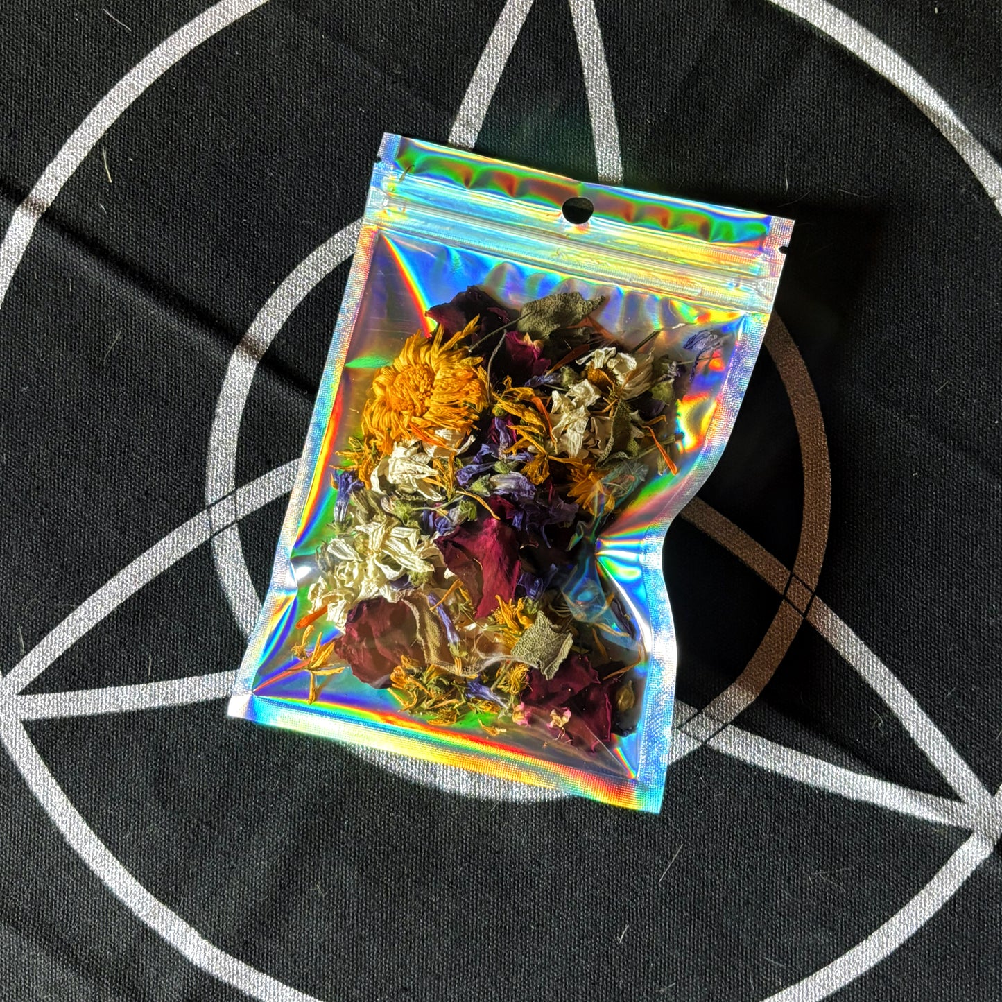 Flor del Encís – Mezcla Ritual Artesanal de Hierbas y Flores Mágicas (5g)