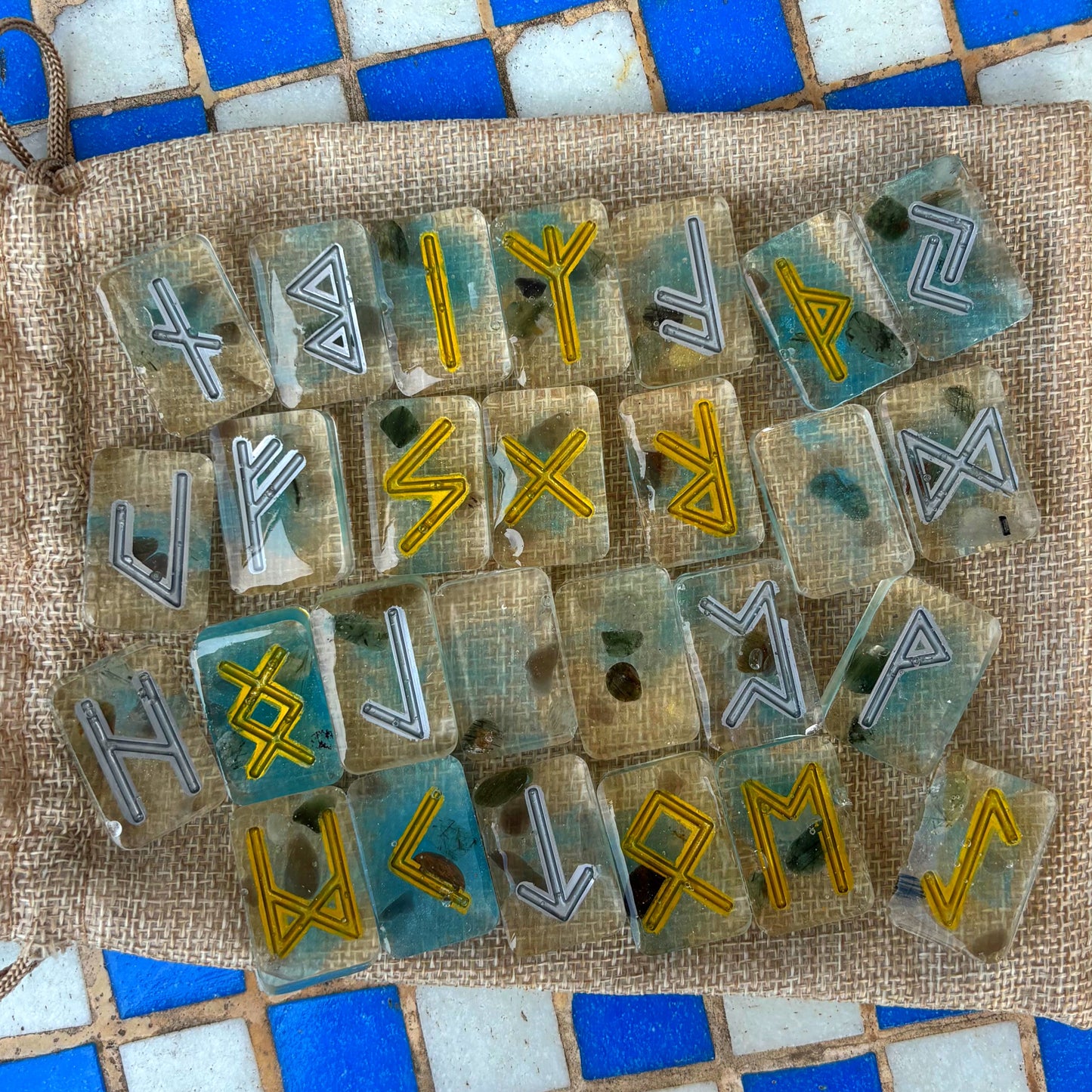 Set de Runas del Futhark Antiguo – Cuarzo Ahumado & Cuarzo Ritualizado Verde💚