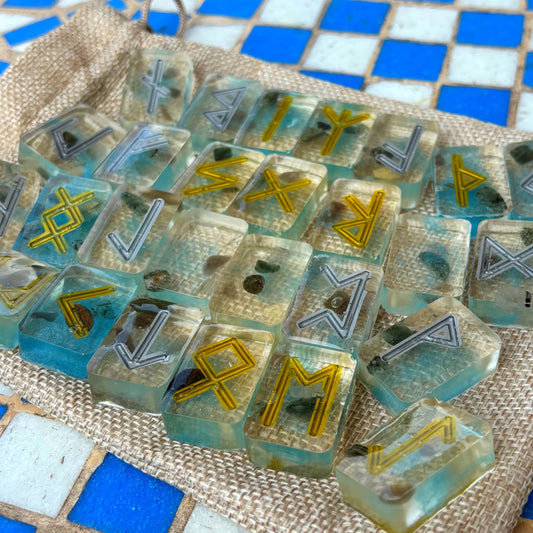 Set de Runas del Futhark Antiguo – Cuarzo Ahumado & Cuarzo Ritualizado Verde💚