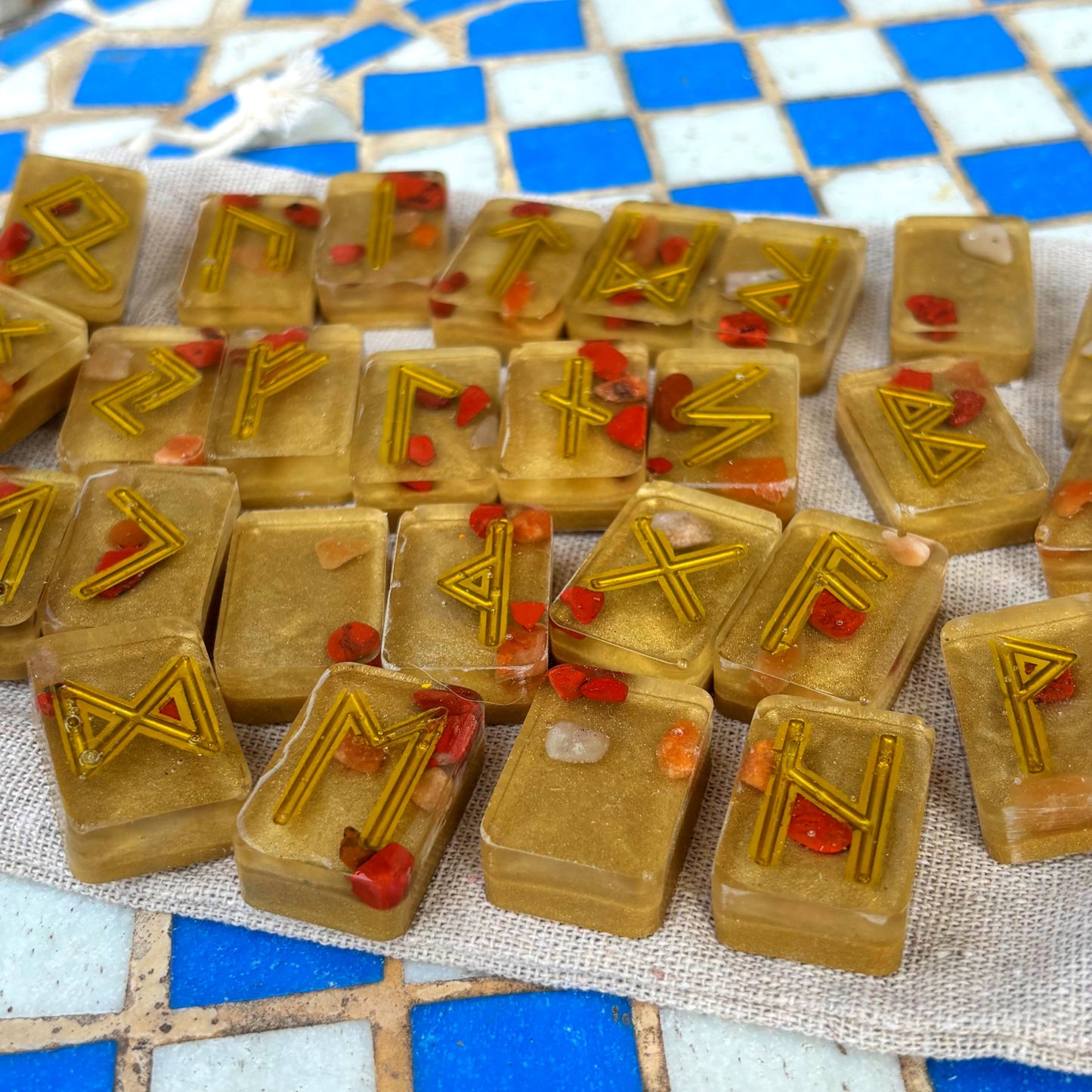 Set de Runas del Futhark Antiguo – Aventurina Roja & Jaspe Rojo🌹